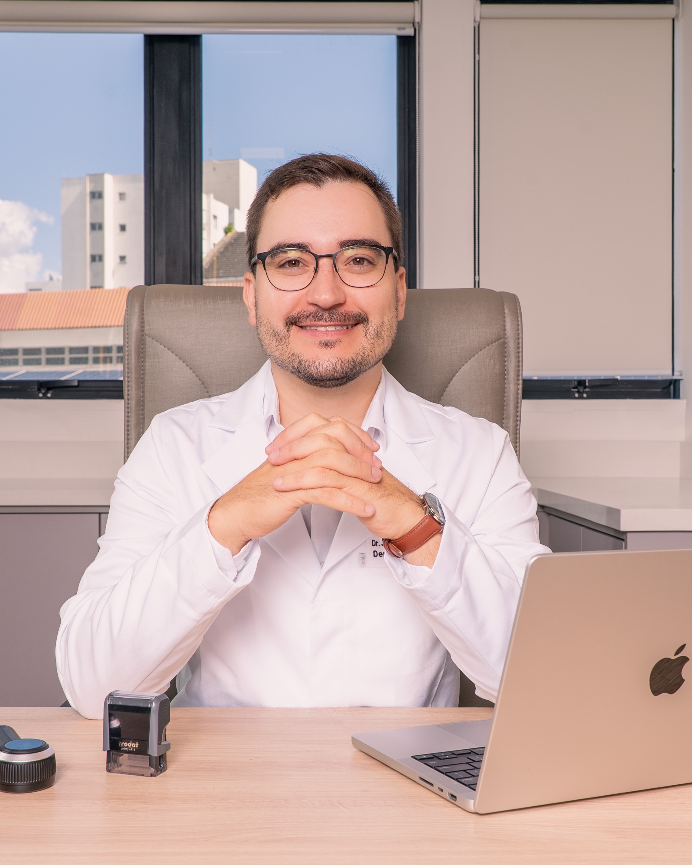 Dr. José Ricardo Grams Schmitz, dermatologista, em seu consultório em Florianópolis